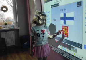 Lena pokazuje herb Finlandii.